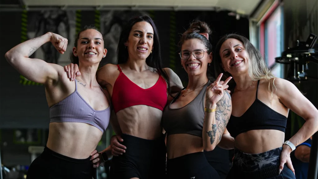 Inès Coaching avec des athlètes en salle