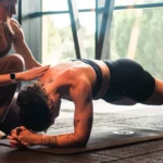 Athlète Bikini en off season après une compétition de bodybuilding, illustrant la transition entre la préparation et la reprise d'un physique sain.