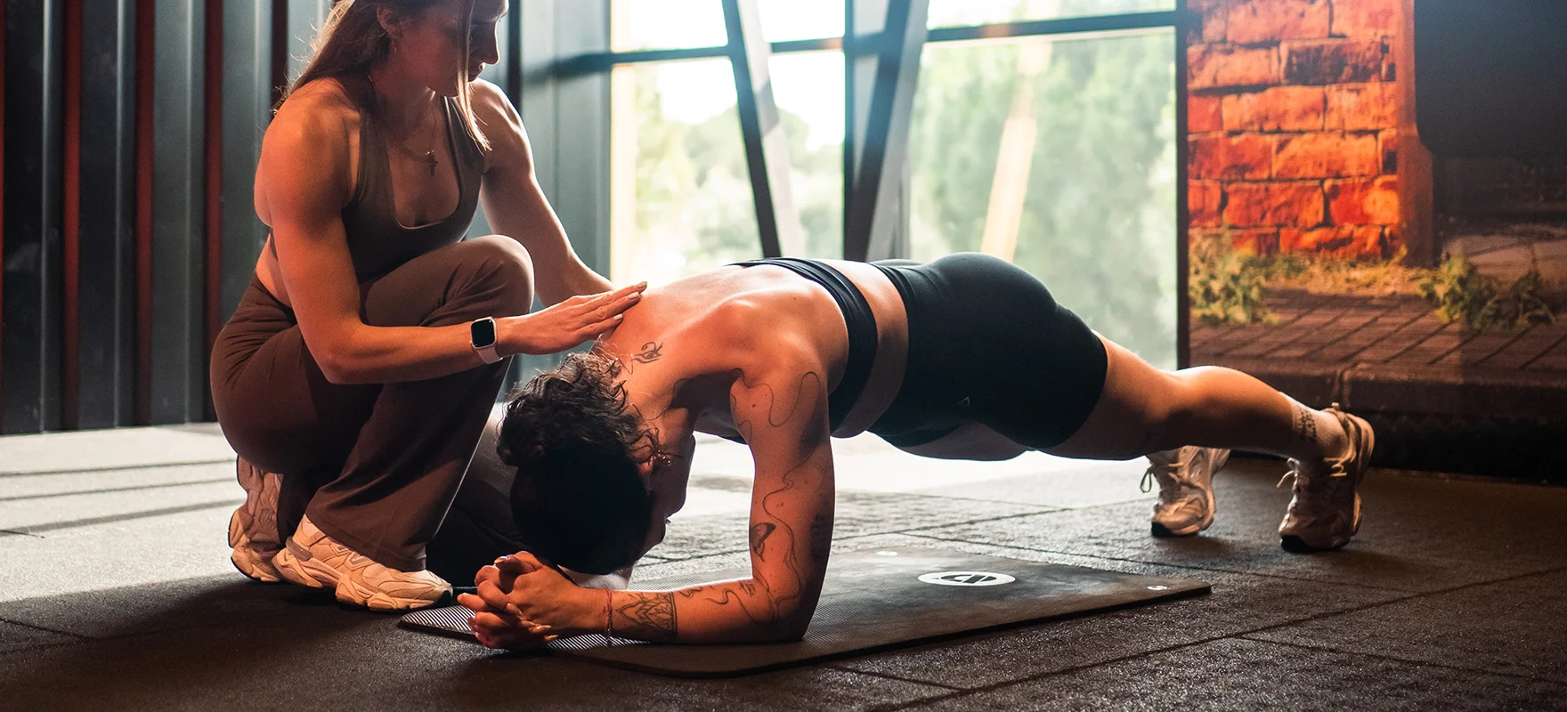 Athlète Bikini en off season après une compétition de bodybuilding, illustrant la transition entre la préparation et la reprise d'un physique sain.